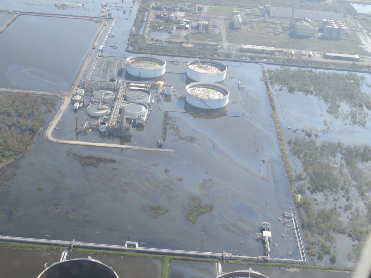 AlexSKolker's tweet image. Photo of flooding at the Alliance Refinery in Plaquemines Parish, owned by @conocophillips. Take a look  @Phillips66Co @NPR @TeganWendland @_thehalparker @EDF_Louisiana @CNN @nytclimate #spill #ida #oil #impact @EPA @LOUISIANA_DEQ