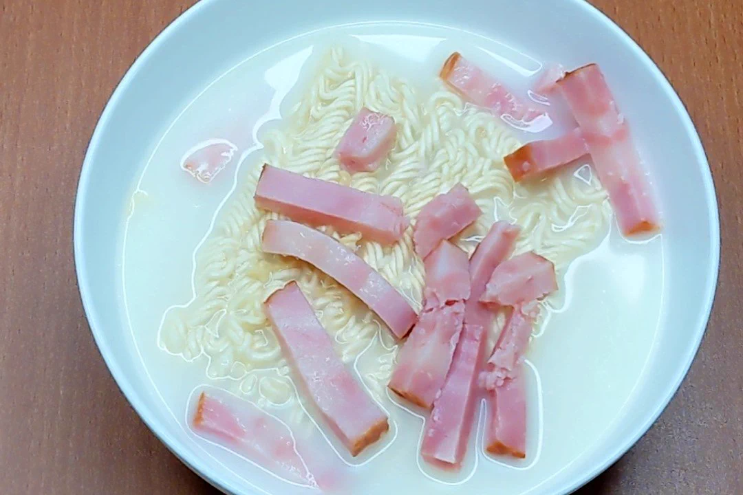 火も鍋も使わず電子レンジで作れちゃう？！「サッポロ一番みそラーメン」を使ったアレンジレシピ！