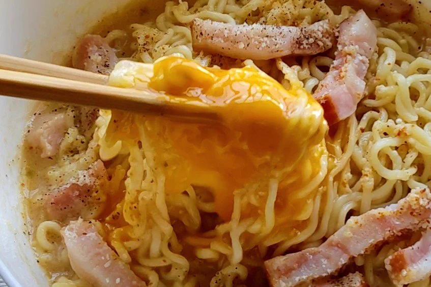 火も鍋も使わず電子レンジで作れちゃう？！「サッポロ一番みそラーメン」を使ったアレンジレシピ！