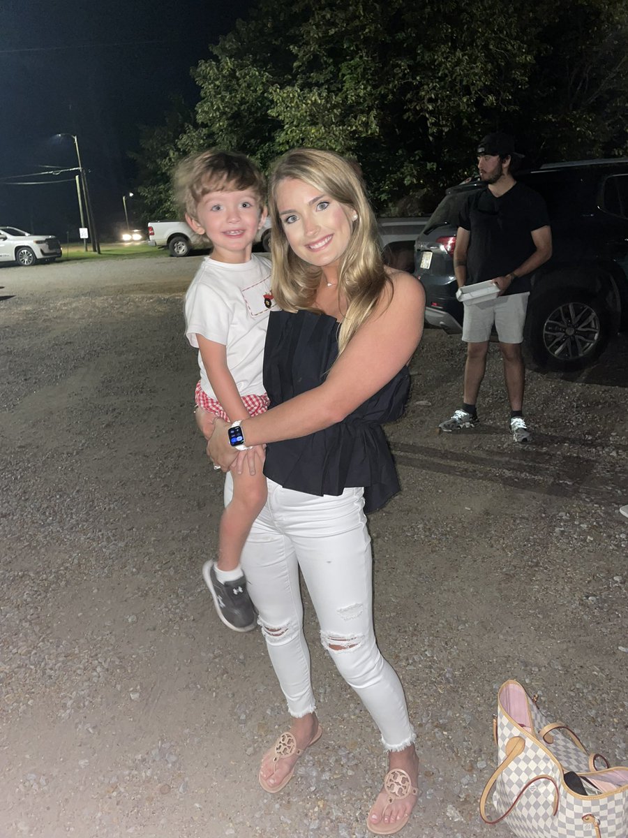 jadee_simmons's tweet photo. this is how picture taken with my 3 year old goes every single time.. not ready for family pictures next month🤣 https://t.co/D8eqCPwovx
