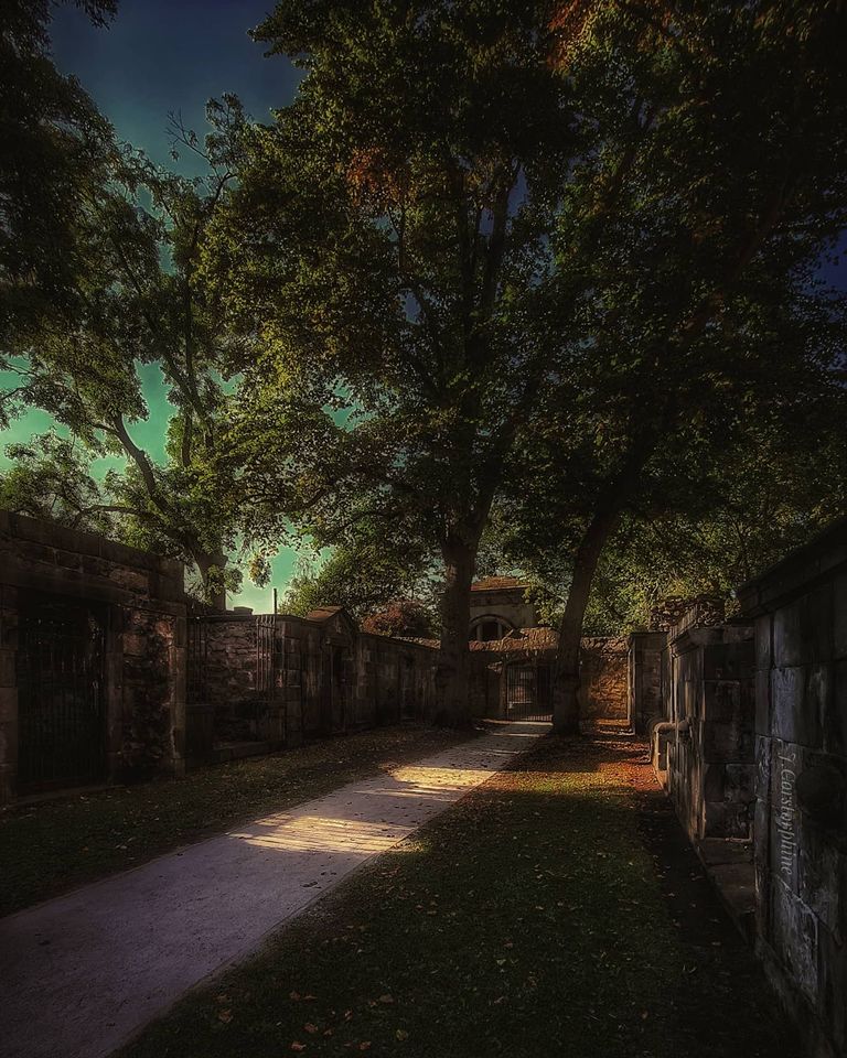 CotDtours's tweet photo. The Covenanters Prison has a nice new path.
To lead you to your DOOM!
#cityofthedeadtours #besttourcompanyinedinburgh #hiddenedinburgh #southbridge #thevaults #hauntededinburgh #edinburghghosttours #ghost #greyfriars #instaedinburgh #mackenziepoltergeist #besttourinedinburgh https://t.co/jvMepmp9I8