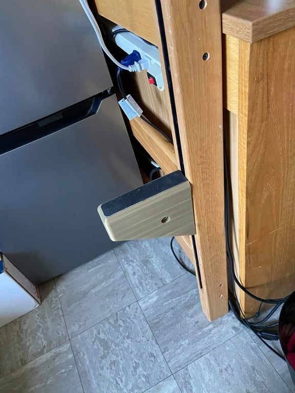 RobbymaQ's tweet photo. Another practical print. 'Step' for my son's loft bed at college where each end of the bed is blocked by a wall or desk. 1/8" aluminum cut &amp; drilled by hand with a PLA printed 'sleeve' &amp; recycled mouse pad glued to top for comfort. #FatLayerLines #BlacknGold #GoPurdue #Tinkercad https://t.co/Ge0m00QkXy
