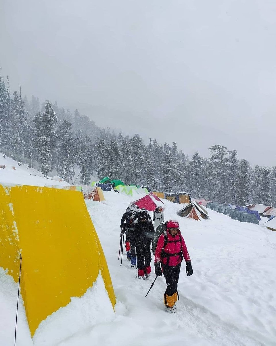 Kailashrath_'s tweet photo. 📍Kedarkantha Trek
.
. 
DM to book your seat in upcoming trip to Kedarkantha 😍
.
.
Traveller: @roamtheworldboy
.
. 
#kedarkanthawintertrek #kedarkanthapeak #kedarkanthasummit #kedarkantha #kheerganga #Kailashrathtreks #uttarakhand_beauty # https://t.co/5ulhg8roZT