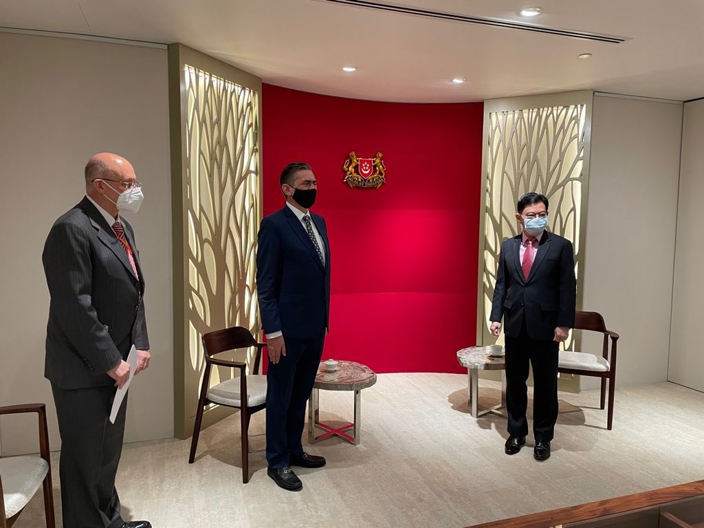 EmbaMexSing's tweet photo. Excellent meeting with #hengsweekeat Deputy Prime Minister of Singapore. We reviewed the bilateral agenda with emphasis on trade, investment, technological innovation and culture, as well as the imminent signing of the @A_delPacifico-Singapore Agreement #PASFTA @SRE_mx @SE_mx https://t.co/Z5nXosqmZM