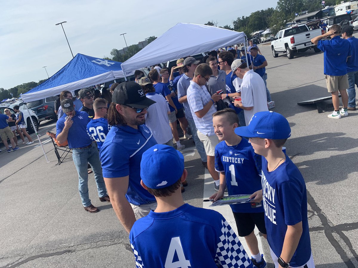 mattwilliams727's tweet photo. @KashDaniel15 Thank you for taking a few to hang with some boys!  Hope to see you out there next week.  In the mean time go slay some fish. https://t.co/gvjQB0WEpo