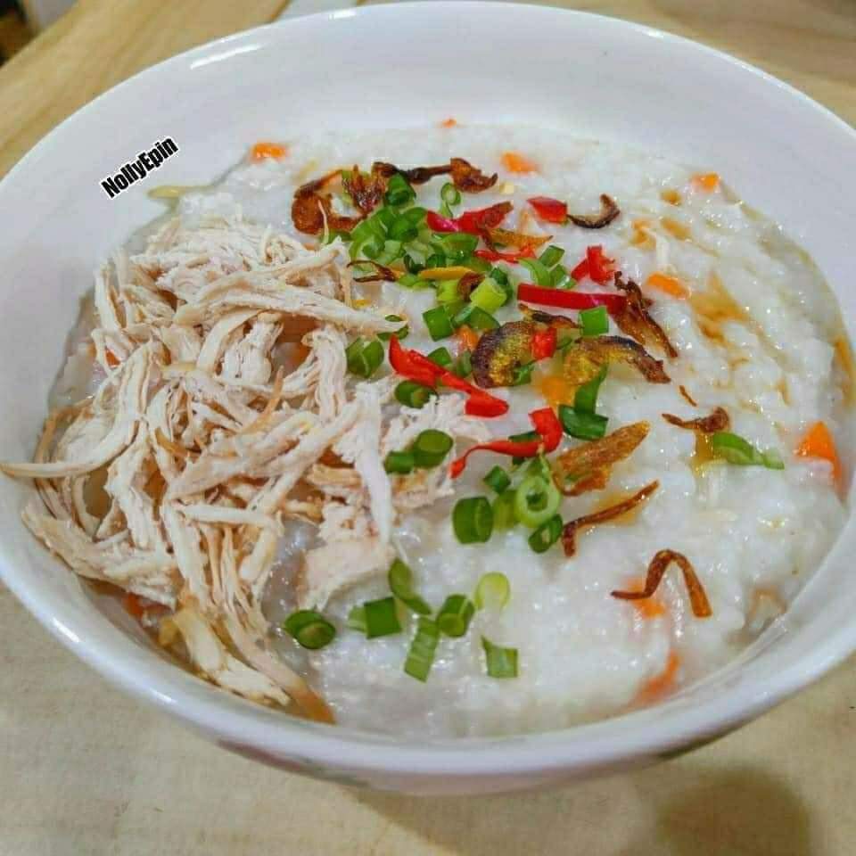DailyMakan's tweet photo. Bubur Ayam ala mcD 🥣😋

Bahan-bahan:
√ Dada ayam 2-3 keping
√ 1 1/2 pot beras (cuci dan toskan)
√ 1 1/2" halia (dihiris2 nipis mcm mancis api)
√ 2 kiub ayam maggie
√ Air secukupnya
√ Minyak bijan
√ Daun bawang hiris2
√ Carrot potong dadu 
√ Maggi cukup rasa https://t.co/qxQq4M19mh