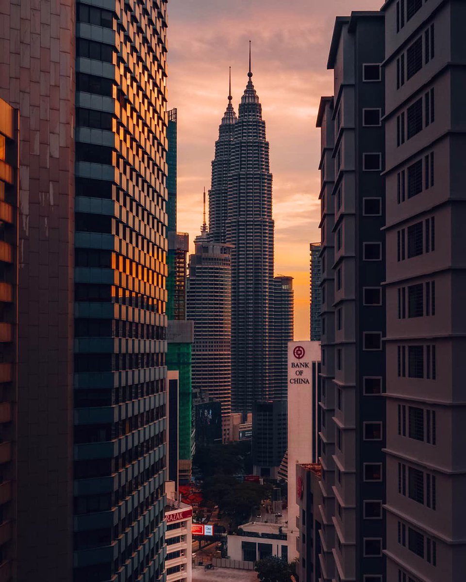 KreativerKlubKL's tweet photo. Don't let the golden hours of your life slip by.
πΈ IG Photo Credit: @sxznxx
#kreativerklubkl #kreativerklub #kkkl #kualalumpur #malaysia #malaysiatrulyasia #klcc #petronastwintowers #bankofchina #sunrise #sunset #goldenhour #citykillerz #visualmobs #architecture #skyline https://t.co/0k7LTsxea7
