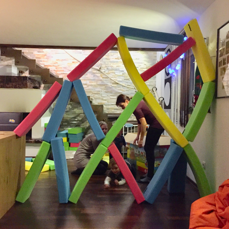 RIWI_buildit's tweet photo. 👀Discover the great variety of buildings and promote social skills. 🤩 Best suited for free play at home or in kindergarten to improve imagination and dimensional thinking, as well as motor skills - But last but not least: The RIWI building blocks are XXL fun! 🥳 https://t.co/Ic8Pcr2SXi