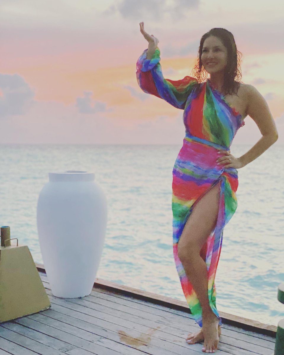 SunnyLeone's tweet photo. Perfect dress for a island getaway!! 
.
.
#SunnyLeone https://t.co/AfcT1WIFKa