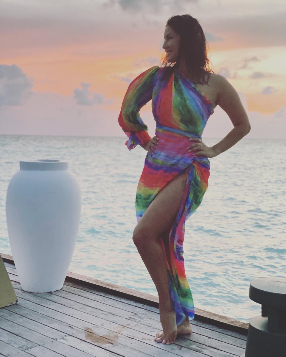 SunnyLeone's tweet photo. Perfect dress for a island getaway!! 
.
.
#SunnyLeone https://t.co/AfcT1WIFKa