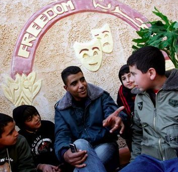 AsaWinstanley's tweet photo. One of the six Palestinian escapees is reported to be former al-Aqsa Bridages (Fateh) fighter Zakaria Zubeidi.

You may remember him from the film "Arna's Children" about the Freedom Theatre in Jenin. https://t.co/CQtnHIr4C0