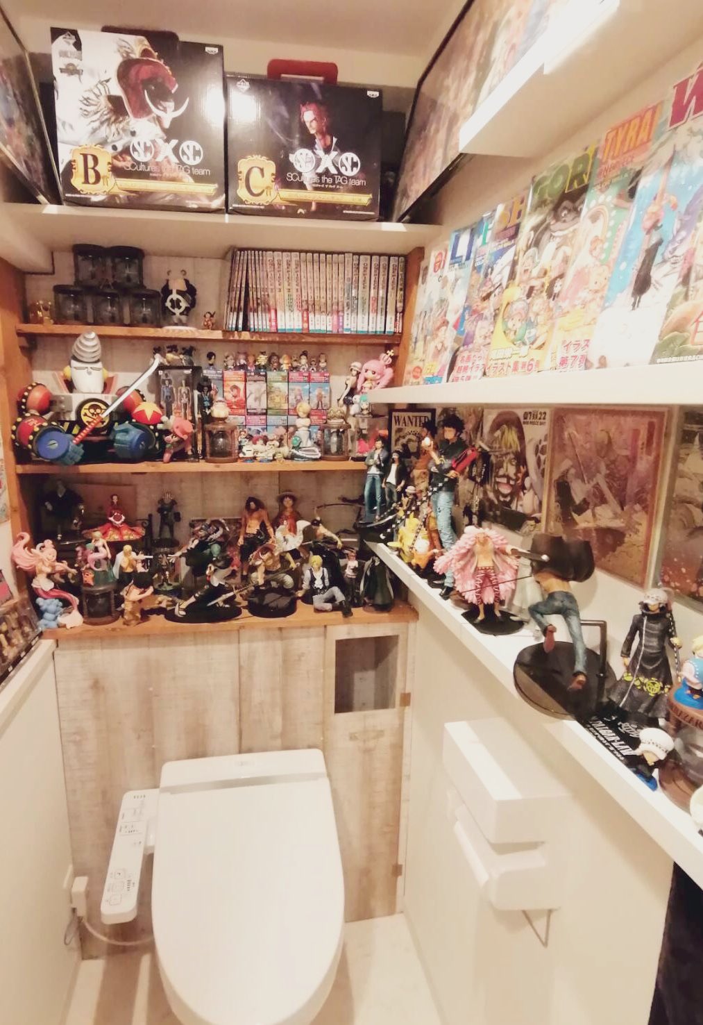 Coo 皆さんにこんな所に置くな斬るぞって怒られるかもしれないけどうちのone Piece エリアはここです 部屋に飾る所ないからここです メリットとしてはフィギュアもトイレもこまめにお手入れする様になる所と楽しいトイレタイムになる所です ワンピース