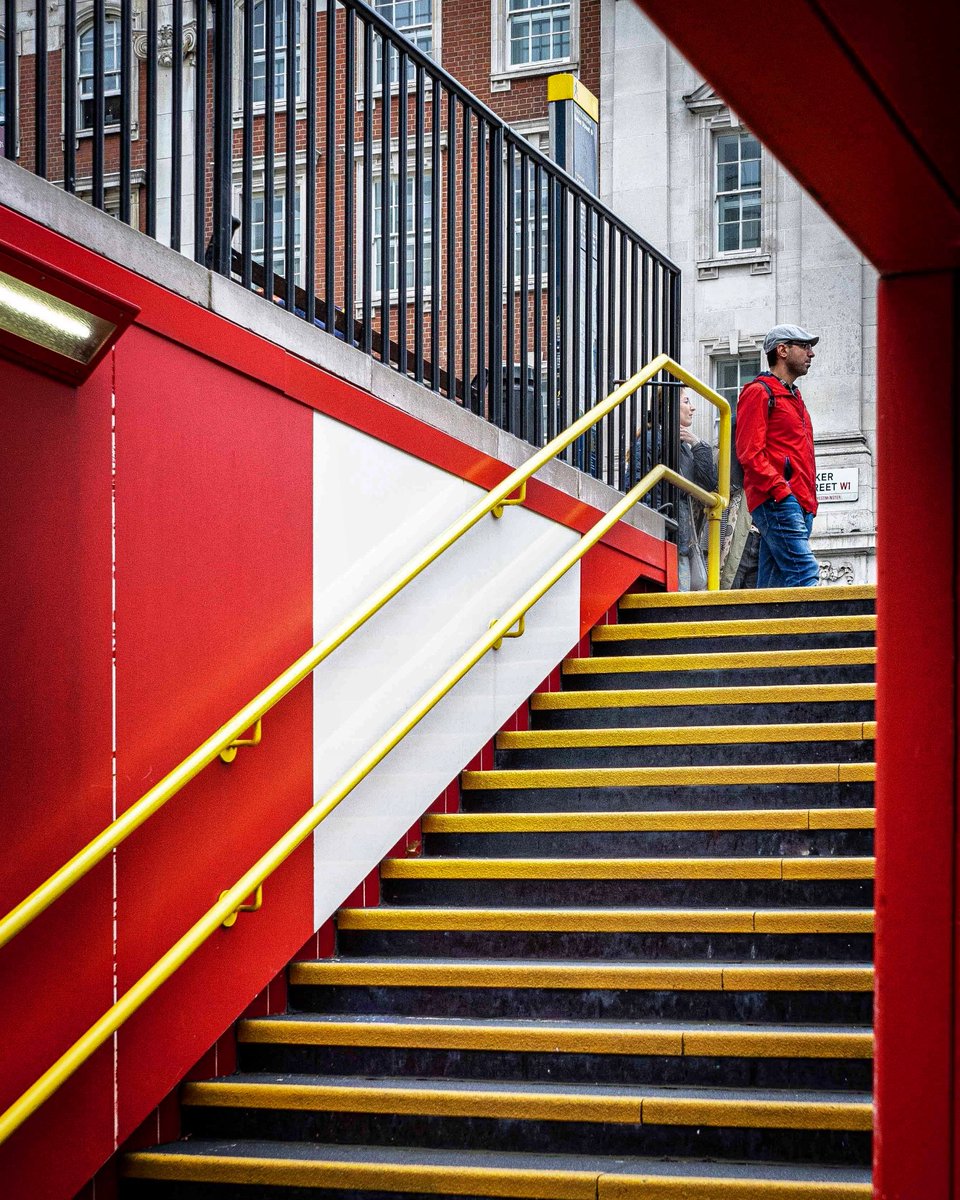 Trapped in red

#streetphotography #red #london #bakerstreet #streetshared5k
