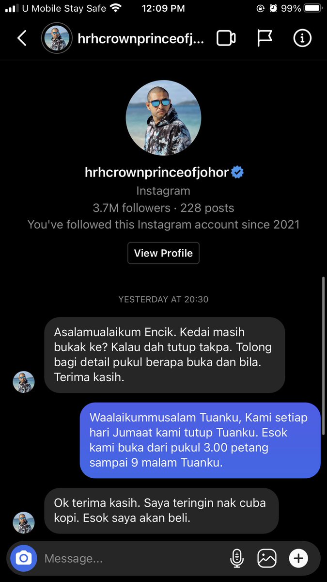 JongRazali's tweet photo. Rezeki yang tidak mampu terucap dengan kata-kata. Tunku Mahkota Johor Tungku Ismail Sultan Ibrahim perkenan mencemar duli singgah dikedai Kopi saya. Sangat berjiwa rakyat, baginda sendiri yang dm dekat ig dan sesuatu yang sangat dasyat dalam hidup saya 😭😭. Syukur Ya Allah 😭🤲 https://t.co/1fIHJEtF5K