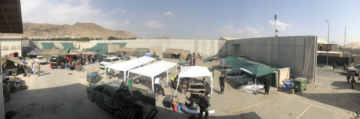 Defensie's tweet photo. Chaos, wanhoop en complete ontreddering. Zodra de Brigade Speciale Beveiligingsopdrachten (BSB) van de @marechaussee samen met het KCT en NLMARSOF op Kabul landt, is het alle hens aan dek. In de #Defensiekrant vertelt een van de BSB'ers zijn verhaal https://t.co/dMC5T0JZ9F https://t.co/OSa9HpA2iP