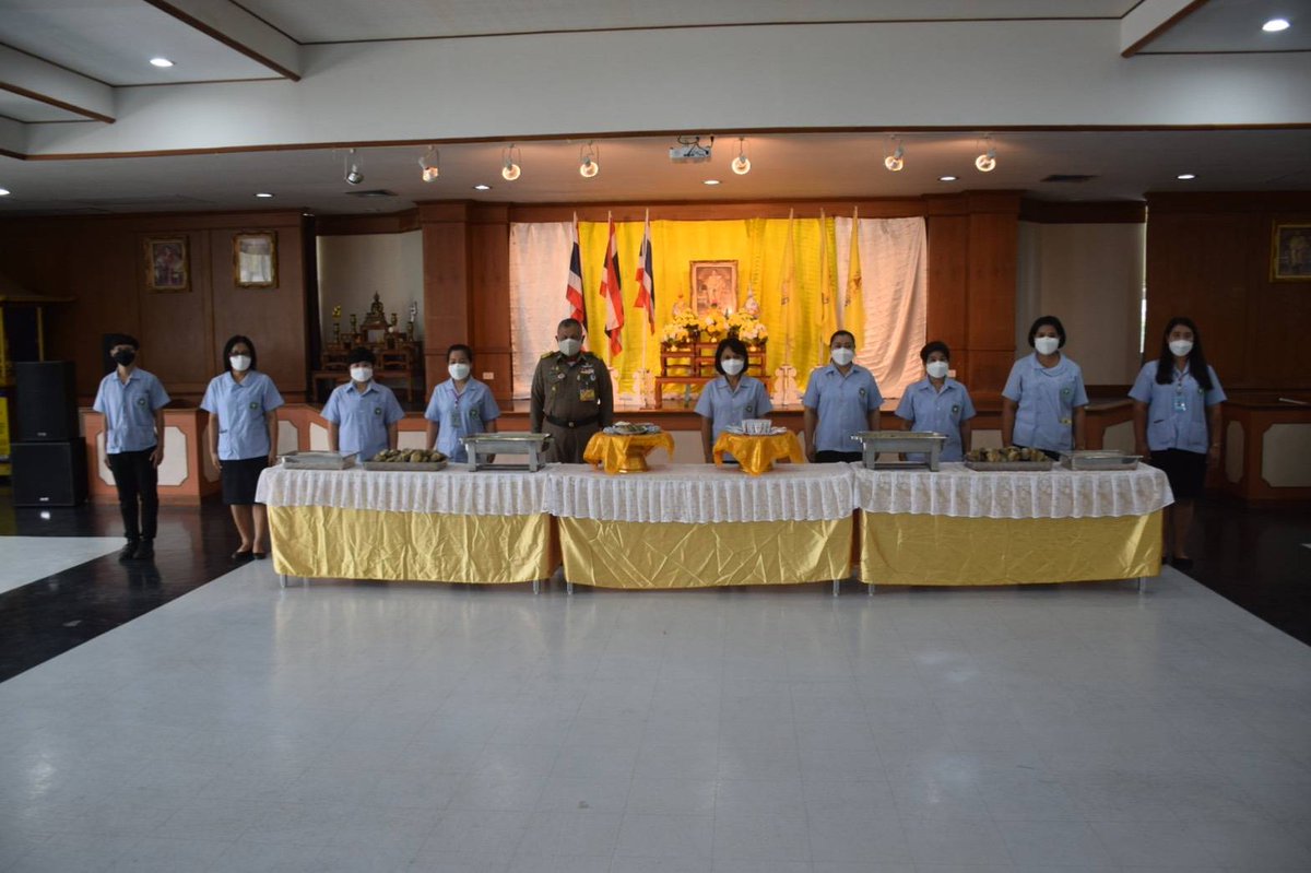 Shi_147's tweet image. 🇹🇭👑5กย.64​ ในหลวง​ โปรดเกล้าฯ ให้กรมวังผู้ใหญ่ในพระองค์ 904 เชิญอาหาร​พระราชทาน​ ไปมอบให้แก่บุคคลากร​ทางการ​แพท​ย์​ของ​โรงพยาบาลมวกเหล็ก จ.สระบุรี และโรงพยาบาลปากช่องนานา จ.นครราชสีมา เพื่อเป็นขวัญ และกำลังใจในการ​ดูแล​ผู้ป่วย​ติดเชื้อ​ไวรัส​ #โควิด19
#เรารักสถาบันพระมหากษัตริย์