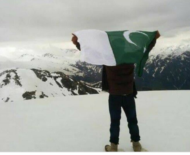 AqibButt77's tweet photo. خونِ دل دے کر نکھاریں گے رُخِ برگِ گلاب
 ہم نے گلشن کے تحفظ کی قسم کھائی ہے

؛- ۶۔ستمبر- يوم دفاع پاکستان 🇵🇰

#DefenceDay https://t.co/xMFaR6tfU4