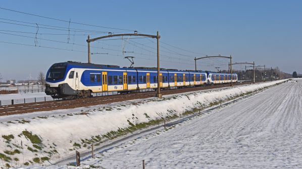 SaveATrain's tweet photo. Piece of cake - https://t.co/NJeUtcOKHi #trains #winter #snow #NederlandseSpoorwegen #nstrains #nsrail #timetable #schedule #travelschedule #trainschedule #railschedule #rotterdam https://t.co/xA8z8K13XK