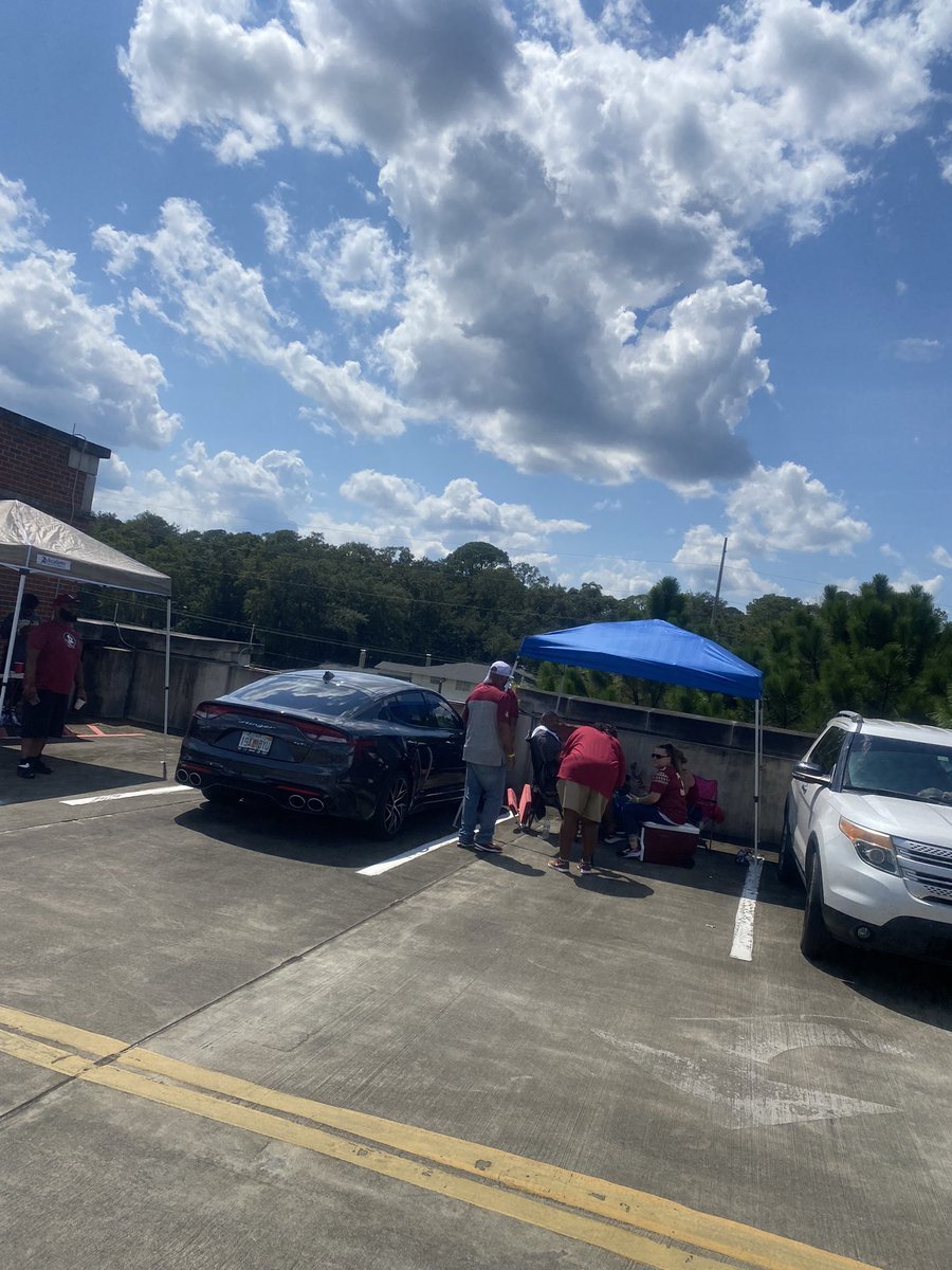 Smitty_904's tweet photo. Early in the day before it got really packed even @Grinch21188235 photobombed me without knowing it 😂😂 #MFTK #Lot19 #FSUTailgate https://t.co/GqDWnj7vn9