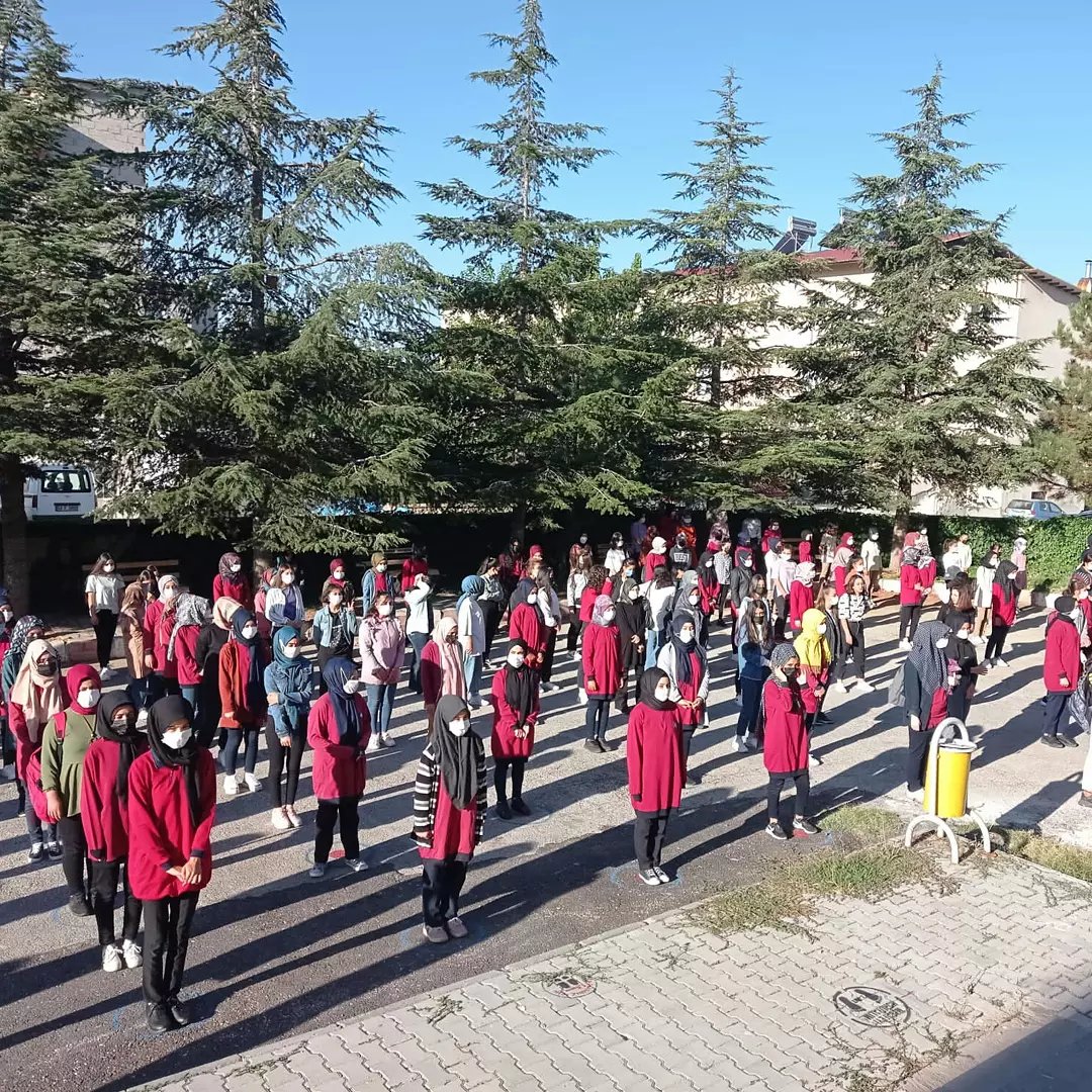 Yeni eğitim- öğretim yılı öğretmenlerimize öğrencilerimize velilerimize ve öğrencilerimize hayırlı olsun.