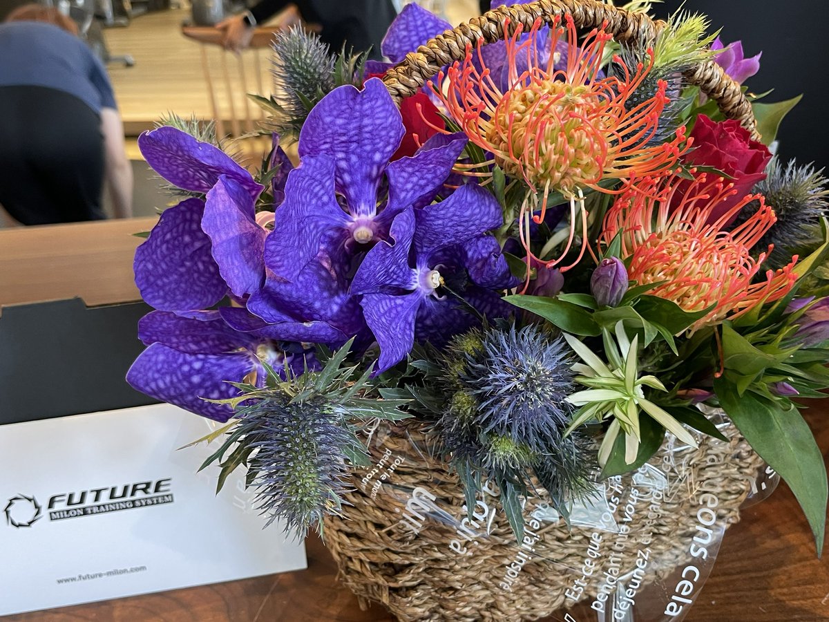 さくらちゃん フルールオオトミ 静岡県沼津の花屋 毎週月曜日お届けの スポーツクラブ Future への カウンターのアレンジ色々 ミニ観葉だったり多肉だったり そろそろ涼しくなってきたので 切り花のアレンジメントもいいな 沼津のさくらちゃん フラワー