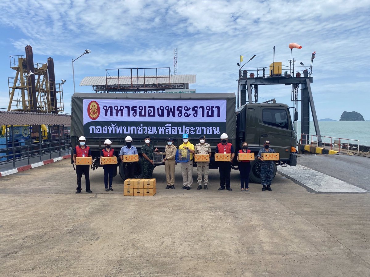 4th_div's tweet image. #ทหารพระราชาช่วยเหลือประชาชน
   โครงการทหารพันธุ์ดี ค่ายรัตนพล ขนย้ายพันธุ์ไก่กระดูกดำและไก่ประดู่หางดำพระราชทาน จำนวน 329 ตัว ส่งมอบให้ นอภ.เกาะสมุย บรรทุกเรือเฟอรี่ นำพระราชทานแจกจ่ายราษฎรชาวเกาะสมุย จ.สุราษฎร์ธานี จำนวน 33 ครัวเรือน
#กองทัพภาคที่4
#กองพลพัฒนาที่4