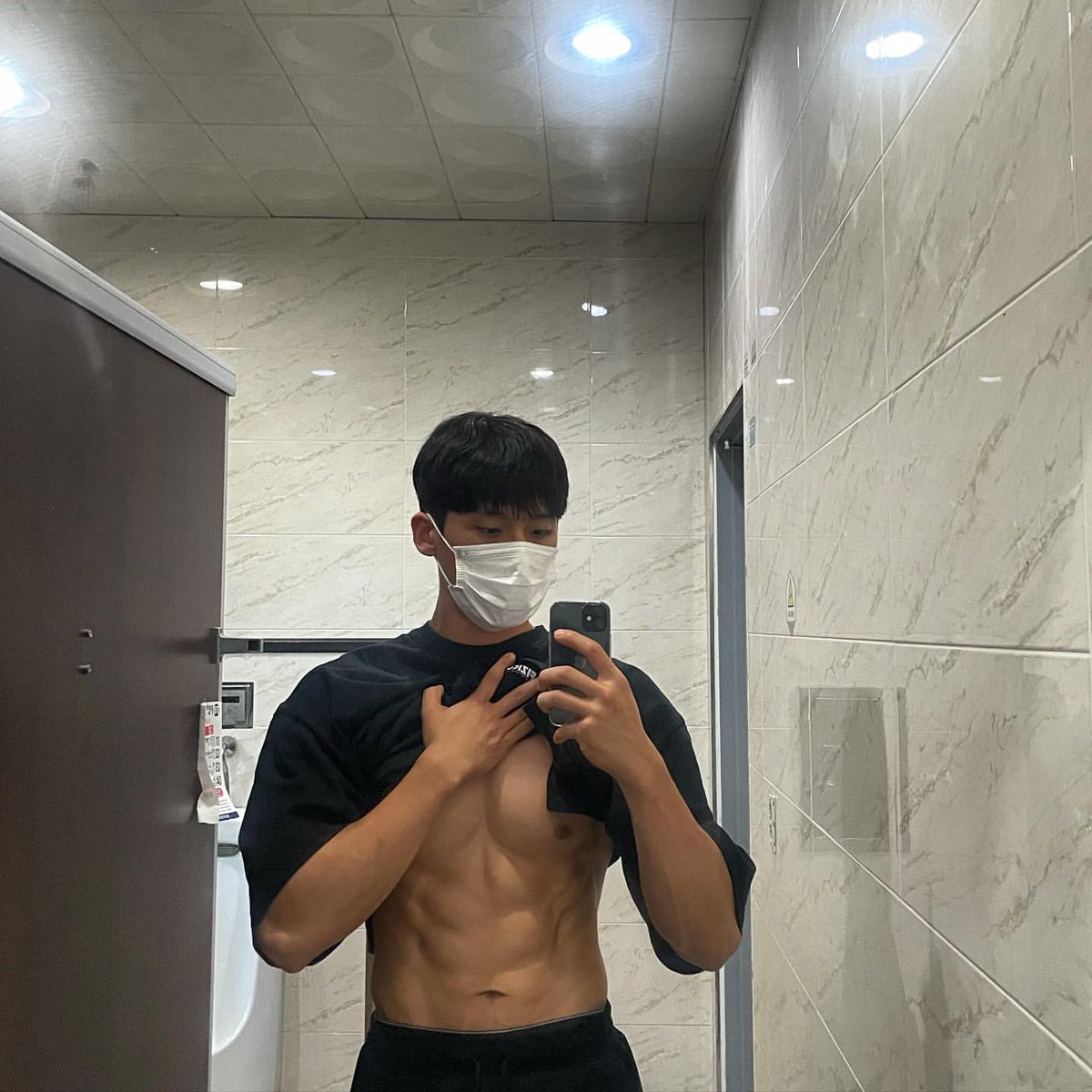 geunyookmon121's tweet photo. 거울셀카 훈남이랄까 https://t.co/wk1BVoaKZx