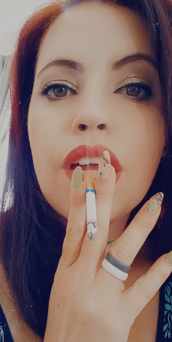 Mwha💋 go visit Onlyfans https://t.co/Kkm3xflVwn #busty #cleavage #tits #drinking #cigarette #smoke #smoker