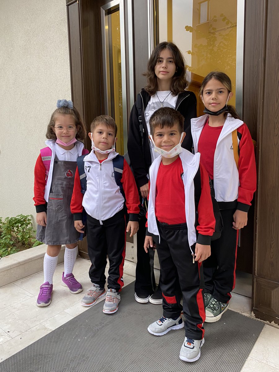 caglaromer's tweet photo. Tüm 1’ler bizim #TheGangs
İlkokul 1 👬 #twins
Ortaokul 1 🧍🏻♀️#sister
Lise 1 🧍🏻♀️#abla https://t.co/qdvhdsjxP8