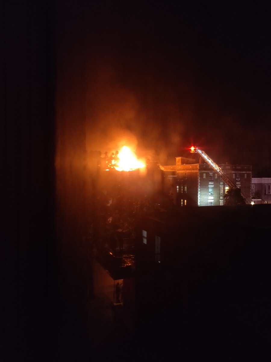 JonoAddle's tweet photo. Yikes! Big fire near us. Ste-Catherine and Abbott. #westmount #fire https://t.co/SrgukIWpPd