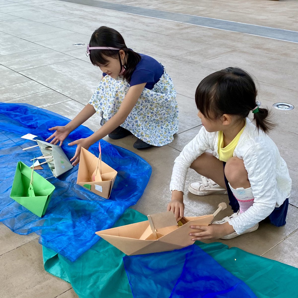 ccsacre's tweet photo. I had the pleasure delivering CUTTY BOATS for the Family Fun Weekend (4/5.SEP) at @CuttySark as part of #TotallyThames Festival! Over 200 people and 95 Cutty Boats made by awesome mini sailors! #BSL #AllFamilies #FamilyFun #SeeAndCreate @SEEandCREATE @RMGreenwich @ThamesFestTrust https://t.co/f2IcnTeuik