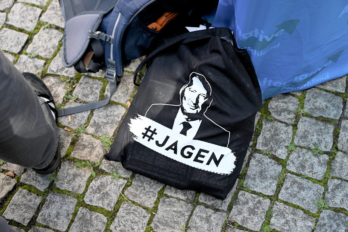recherchenorth's tweet photo. #AfD-Niedersachsen goes #Querdenken
Am Sonntag führte die rechtsextreme #AfD eine Kundgebung vor dem Landtag in #Hannover durch. Unte dem Motto "Impfpflicht stoppen" wurde der Schulterschluss zu Impfgegner*innen gesucht.
#h0509 #nonazis #noafd
Bilder: https://t.co/5LYUY2OUCu https://t.co/yfZ2TkVPmk