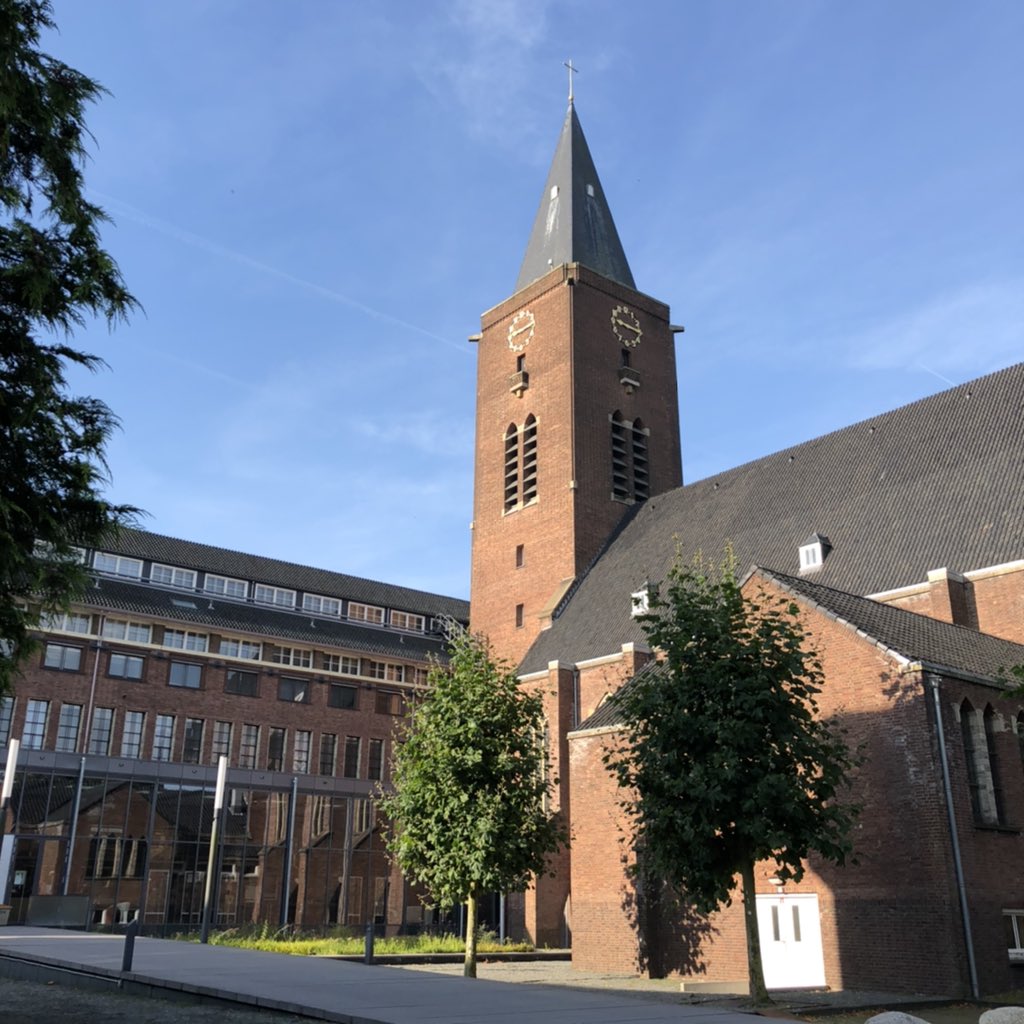 Vandaag is de opening van het #politie onderwijsjaar! Het thema van dit jaar is ‘vernieuwend onderwijs’. Volg dit account voor een kijkje achter de schermen en twitter mee met #OPOJ21