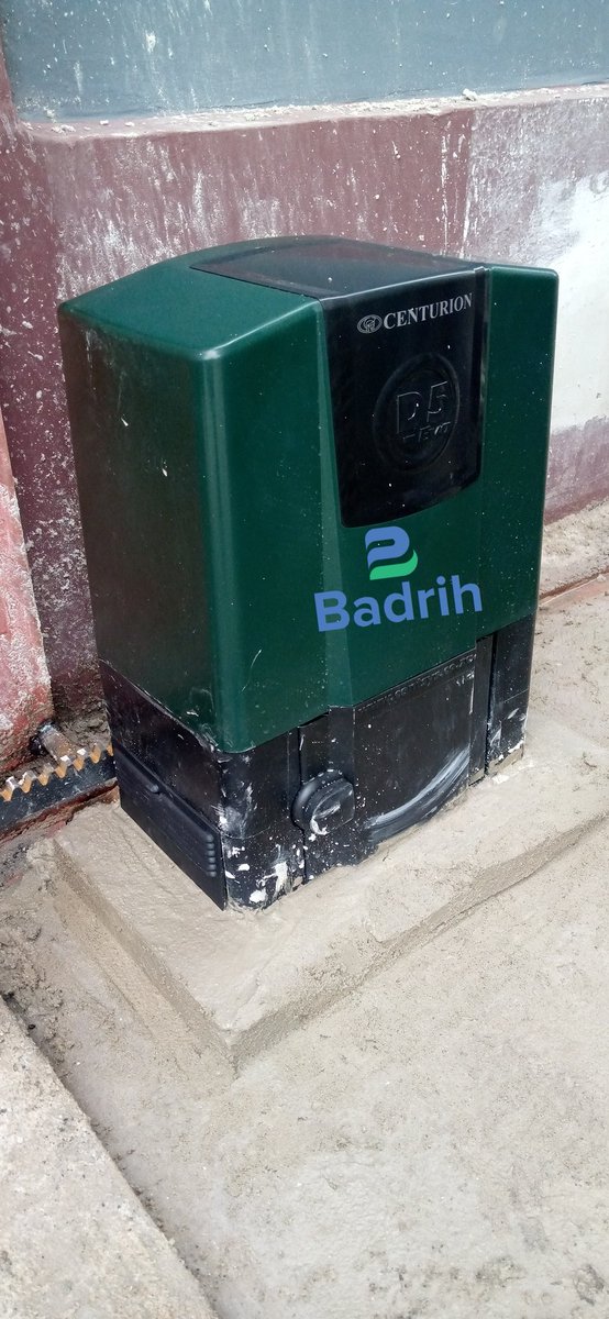 Badrihltd's tweet image. Tumemfungia mteja wetu wa Mwananyamala mashine ya kufunga na kufungua Geti kwa #remotecontrol #securtysystem #gatemotors #centurion