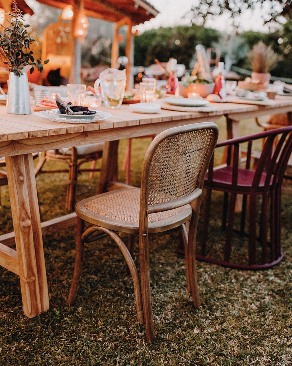 Un mueble o una silla de estilo #rústico o #vintage siempre gusta. Es amable y acogedor.