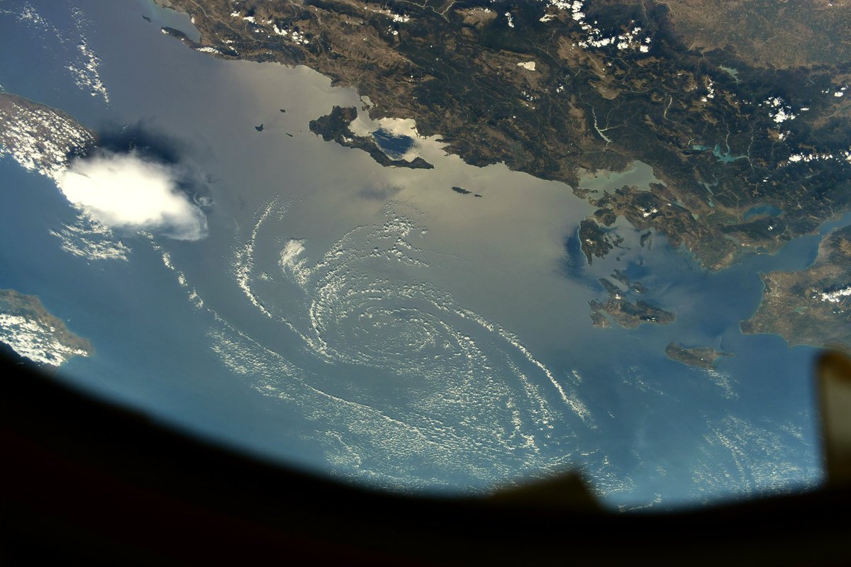 Thom_astro's tweet image. Tourbillon de ☁️ en Méditerranée, du côté de chez Ulysse 
⛵
Nice cloud swirl ☁🍥in the Mediterranean, clouds over islands, clouds over mountains, clouds over the Sea. Did I mention I like clouds? #MissionAlpha flic.kr/p/2mmFSaC