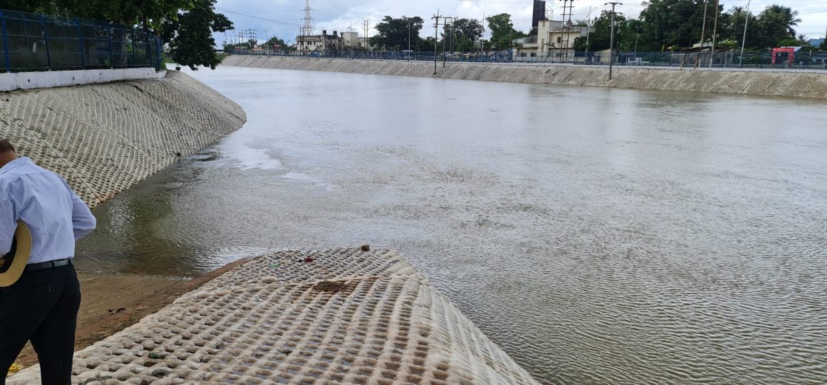OdishaWater's tweet photo. CWC members visited the #Taladanda canal site & inspected the CGCM lining work already executed from Jobra H/R to Ranihat bridge. They also inspected the portion of the canal beyond Ranihat bridge & upto NH 16.
#CGCMCanalLining
@RaghunandanDas6 @_anugarg @CWCOfficial_GoI https://t.co/HxDhk3FNwi
