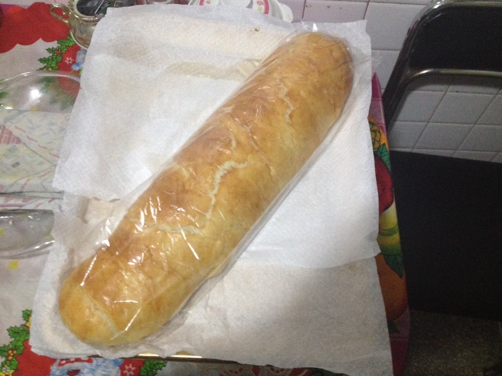 En Roma Caffe pida su pan Artesanal de 650 grm y 45 cm pidalo bajo pedido tenemos delivery.   04125863651.