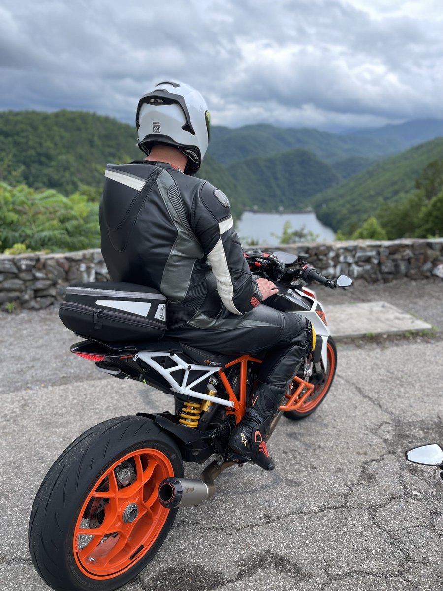 HepcoBecker's tweet photo. Because when you stop and look around, this life is pretty amazing.🏍🖤
📸 Michael Goze /ktmike.1290 /instagram.com https://t.co/hx2vMf3zyZ