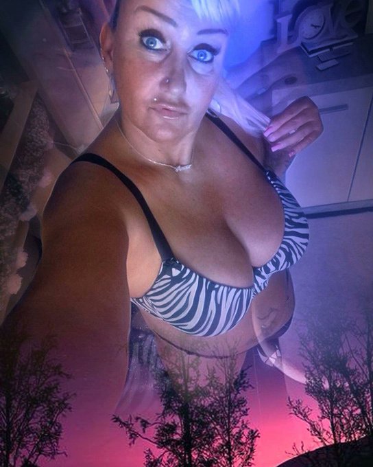 Komm gut in die neue Woche 💖 #milf #women #filter #selfi #posting #plussizemodel #curvygirl #&uuml;40woman<a href="/tag/milf"class="tags">#milf</a><a href="/tag/women"class="tags">#women</a><a href="/tag/filter"class="tags">#filter</a><a href="/tag/plussizemodel"class="tags"><span>#plussizemodel</span></a><a href="/tag/bigboobs"class="tags"><span>#bigboobs</span></a><a href="/tag/sexappeal"class="tags"><span>#sexappeal</span></a><a href="/tag/curvygirl"class="tags"><span>#curvygirl</span></a>