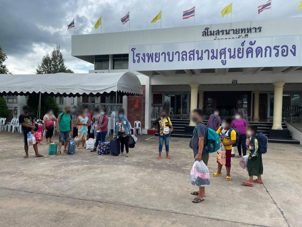 1st_Army_Area's tweet image. “ทหารช่างเต็มใจให้ความช่วยเหลือผู้ป่วยติดเชื้อเข้ารับการรักษา”
หนึ่งภารกิจของทหารช่างในทุกวัน คือการระดมทรัพยากรที่มีอยู่ มาช่วยเหลือประชาชนด้วยการเคลื่อนย้าย รับ-ส่ง ผู้ป่วยติดเชื้อจากบ้านพักมาเข้ากระบวนการรักษาฯ ที่ รพ.สนามศูนย์คัดกรอง (สโมสร กช.) และส่งต่อการรักษาไปยัง รพ.สนาม