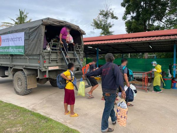 1st_Army_Area's tweet image. “ทหารช่างเต็มใจให้ความช่วยเหลือผู้ป่วยติดเชื้อเข้ารับการรักษา”
หนึ่งภารกิจของทหารช่างในทุกวัน คือการระดมทรัพยากรที่มีอยู่ มาช่วยเหลือประชาชนด้วยการเคลื่อนย้าย รับ-ส่ง ผู้ป่วยติดเชื้อจากบ้านพักมาเข้ากระบวนการรักษาฯ ที่ รพ.สนามศูนย์คัดกรอง (สโมสร กช.) และส่งต่อการรักษาไปยัง รพ.สนาม