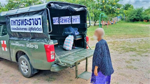 1st_Army_Area's tweet image. “ทหารช่างเต็มใจให้ความช่วยเหลือผู้ป่วยติดเชื้อเข้ารับการรักษา”
หนึ่งภารกิจของทหารช่างในทุกวัน คือการระดมทรัพยากรที่มีอยู่ มาช่วยเหลือประชาชนด้วยการเคลื่อนย้าย รับ-ส่ง ผู้ป่วยติดเชื้อจากบ้านพักมาเข้ากระบวนการรักษาฯ ที่ รพ.สนามศูนย์คัดกรอง (สโมสร กช.) และส่งต่อการรักษาไปยัง รพ.สนาม