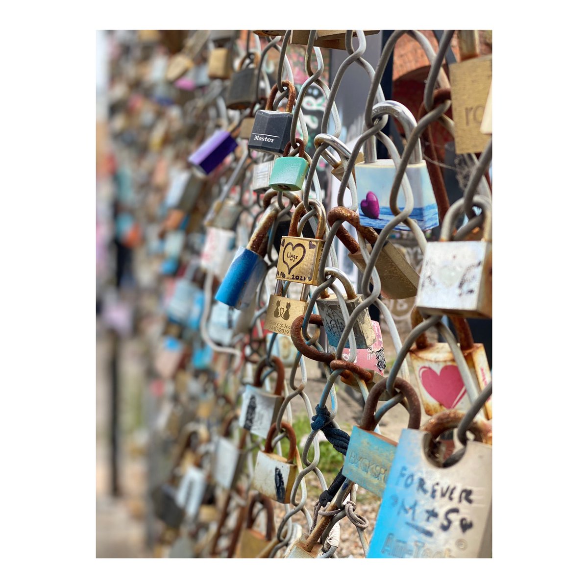 fyfemcdade's tweet photo. It must be the heat. #Shoreditch Love Locks https://t.co/EUSSNwP2T9