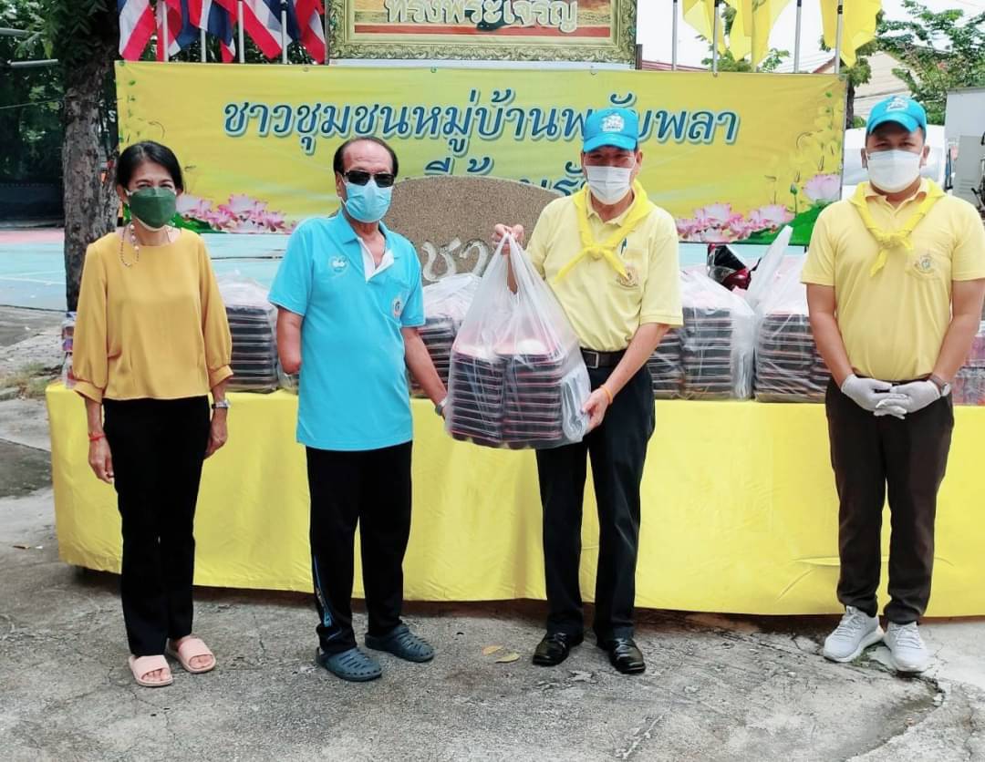 Shi_147's tweet image. 💛🙏 6กย.64 เขตวังทองหลาง​ กทม. รับมอบอาหารพระราชทาน+น้ำดื่ม จาก ศูนย์​อำ​นว​ยการ​ใหญ่​จิต​อาสา​พระราชทาน​ นำไปมอบให้แก่ประชาชนผู้ที่ได้รับผลกระทบจากการแพร่ระบาดของโรคติดเชื้อไวรัส​ #โควิด19 ในชุมชนทรัพย์สินใหม่ ชุมชนหมู่บ้านพลับพลา เขตวังทองหลาง กทม.
#เรารักสถาบันพระมหากษัตริย์