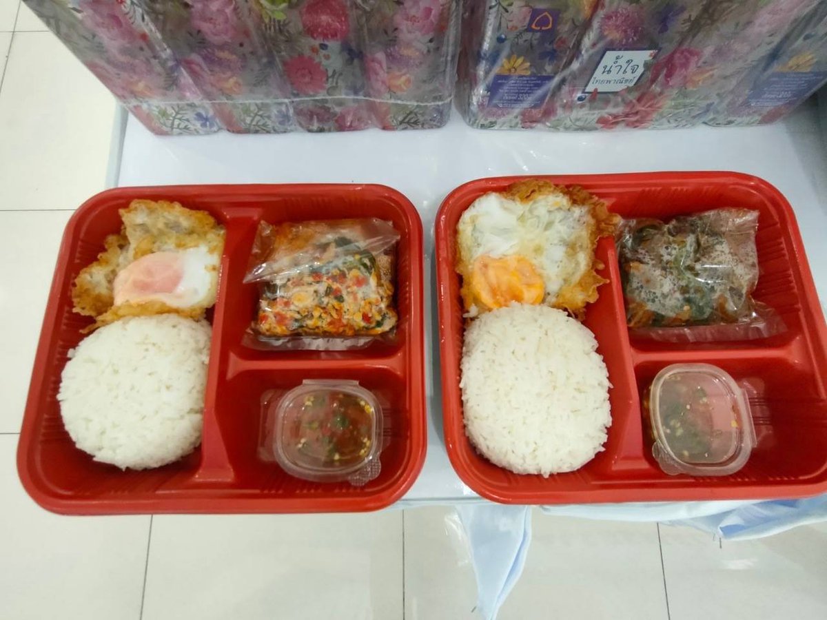 Shi_147's tweet image. 💛🙏 6กย.64 เขตวังทองหลาง​ กทม. รับมอบอาหารพระราชทาน+น้ำดื่ม จาก ศูนย์​อำ​นว​ยการ​ใหญ่​จิต​อาสา​พระราชทาน​ นำไปมอบให้แก่ประชาชนผู้ที่ได้รับผลกระทบจากการแพร่ระบาดของโรคติดเชื้อไวรัส​ #โควิด19 ในชุมชนทรัพย์สินใหม่ ชุมชนหมู่บ้านพลับพลา เขตวังทองหลาง กทม.
#เรารักสถาบันพระมหากษัตริย์