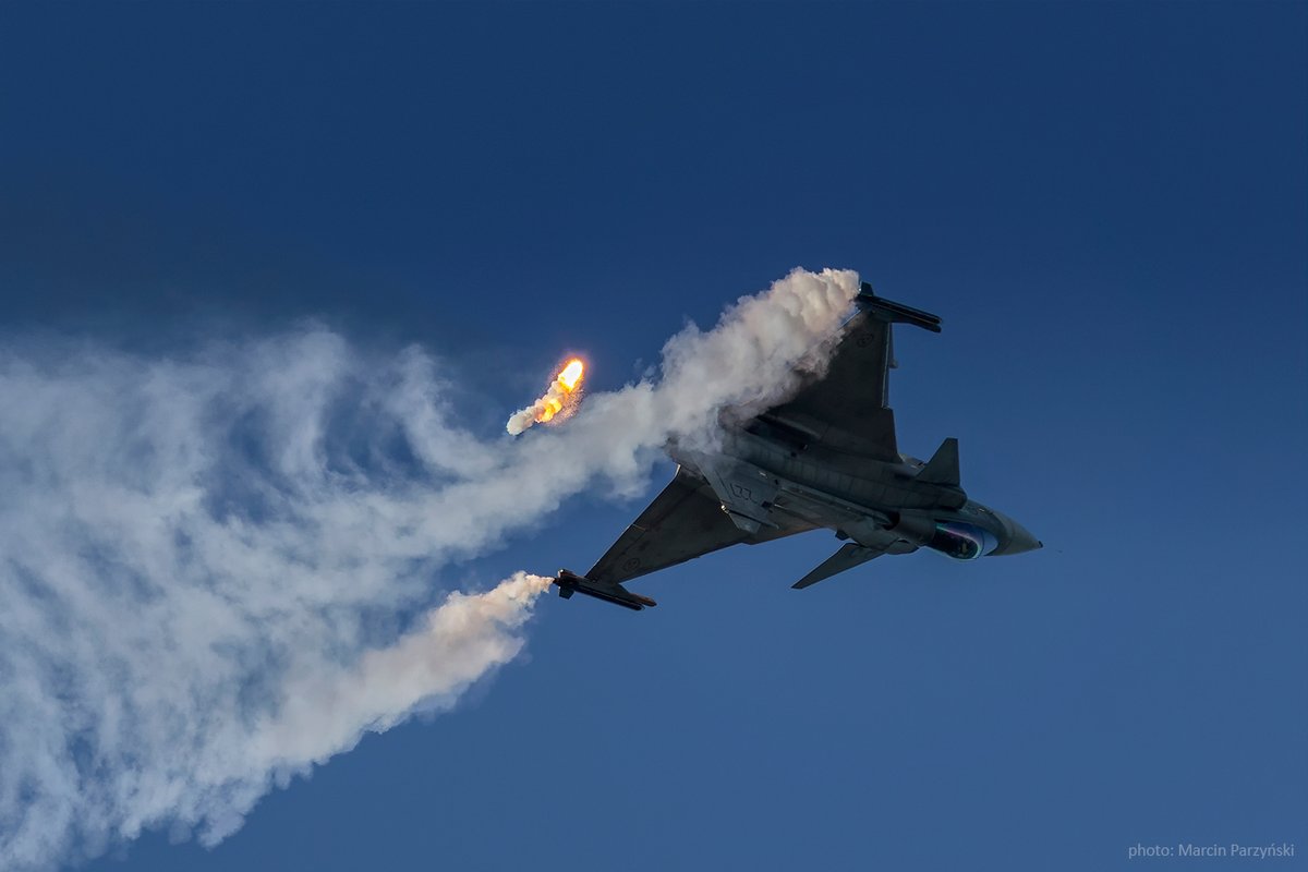 Smoke ✔️
Flares✔️
Saab JAS39 Gripen <a href="/gripendisplay/">Gripen Solo Display</a> of the Swedish Air Force🇸🇪, <a href="/gdyniaerobaltic/">Gdynia Aerobaltic</a> Gdynia 🇵🇱22 August 2021 
(photo by me)
#Saabinthesky

<a href="/Saab/">Saab</a> <a href="/GripenNews/">Gripen News</a> <a href="/stockotrader/">Mike’s Old Tat 🇬🇧🇺🇦</a> <a href="/GRossSharp/">G. Ross Sharp ✈️</a>