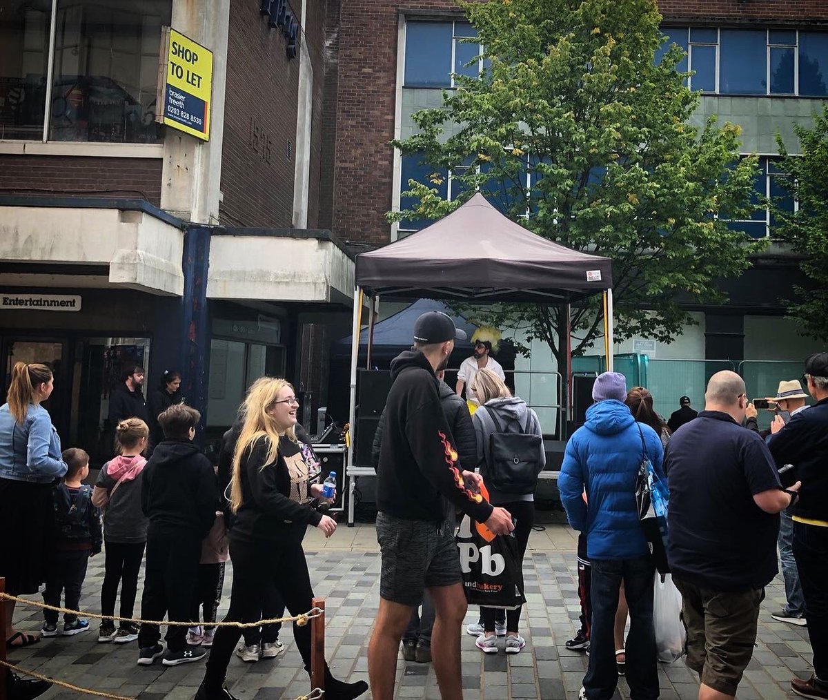 DeDomenici's tweet photo. BIRD RAVE!
🦆🦅🦉🐓🦜🦩🕊
https://t.co/6Zs4jYfXaU
https://t.co/psVCxcA3Vx
#misshighlegkick
#inthestreetfest
#sthelens
#birdrave https://t.co/pqjMUh7GvV
