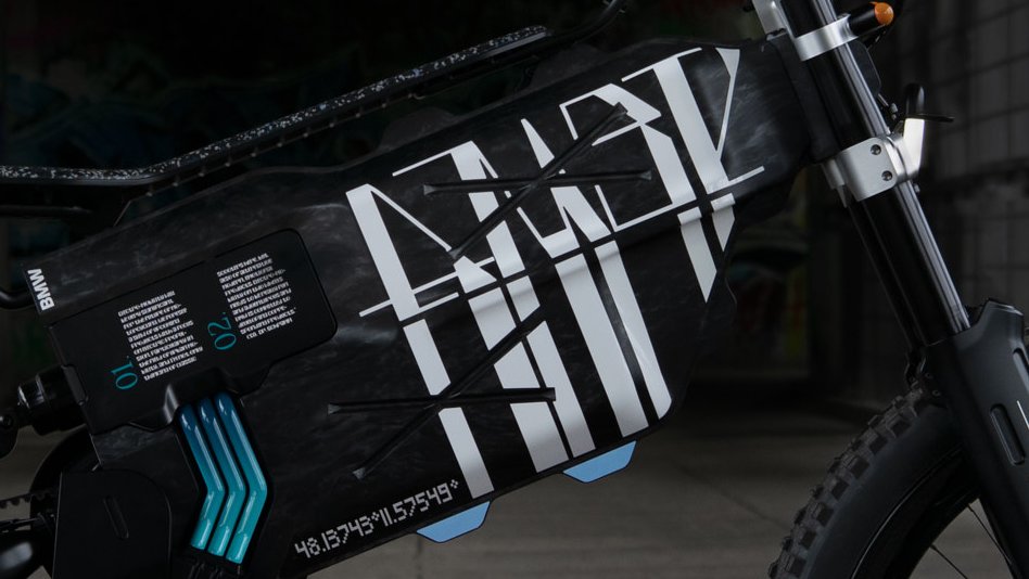 designmoteur's tweet image. #BMWMotorrad #VisionAMBY #IAA21 
"coordinates on right are a reference to the BMW  Motorrad Design Studio in Munich, where the BMW Motorrad Vision AMBY came into being. On left side, the letters “AMBY” also appear in Morse code, but with dashes visualising the dots"