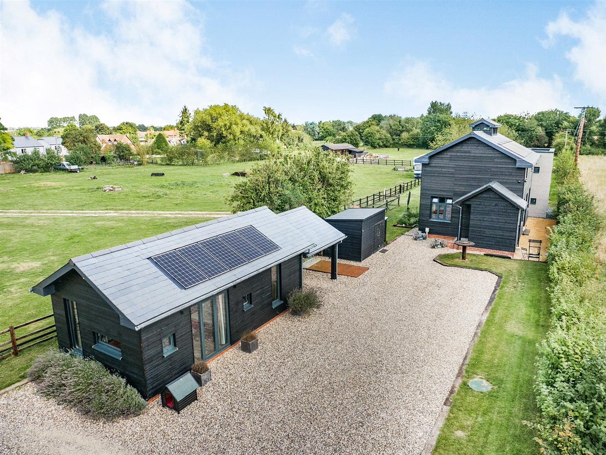 ECO HOUSE with EQUESTRIAN FACILITIES Didcot, Oxfordshire 1.6 Acres - further 2 by separate negotiation Stable block - 2 loose boxes Tack room Feed & Hay stores 3 bed UBER COOL home Home office £1,000,000 equestrianproperty4sale.com/property-for-s… @MG_Living #equestrianproperty